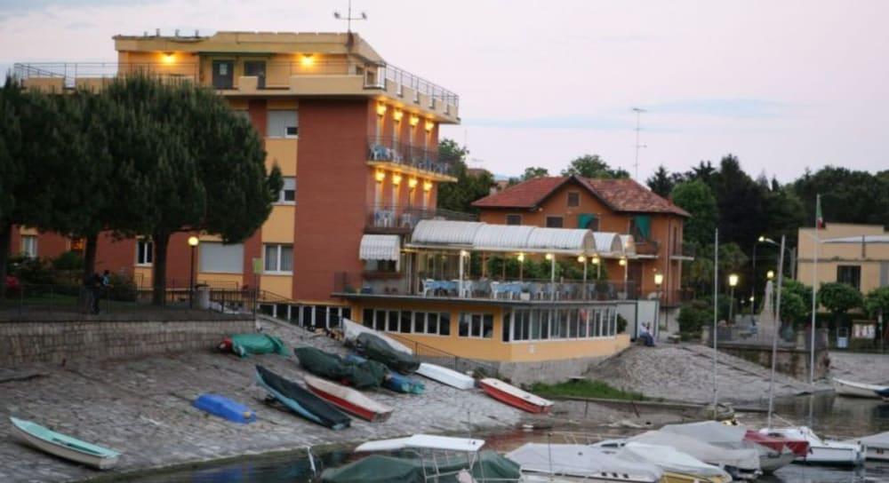 Hotel Capri Lesa Exteriér fotografie