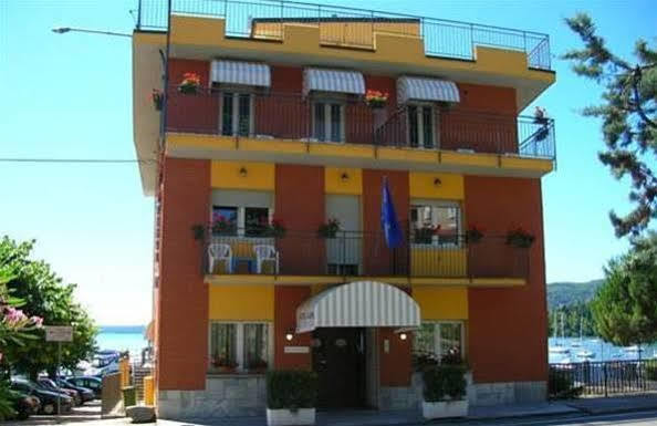 Hotel Capri Lesa Exteriér fotografie