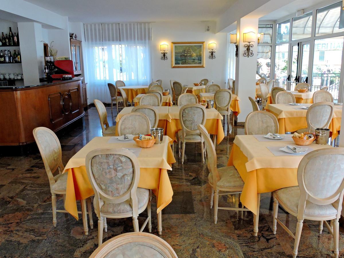 Hotel Capri Lesa Exteriér fotografie